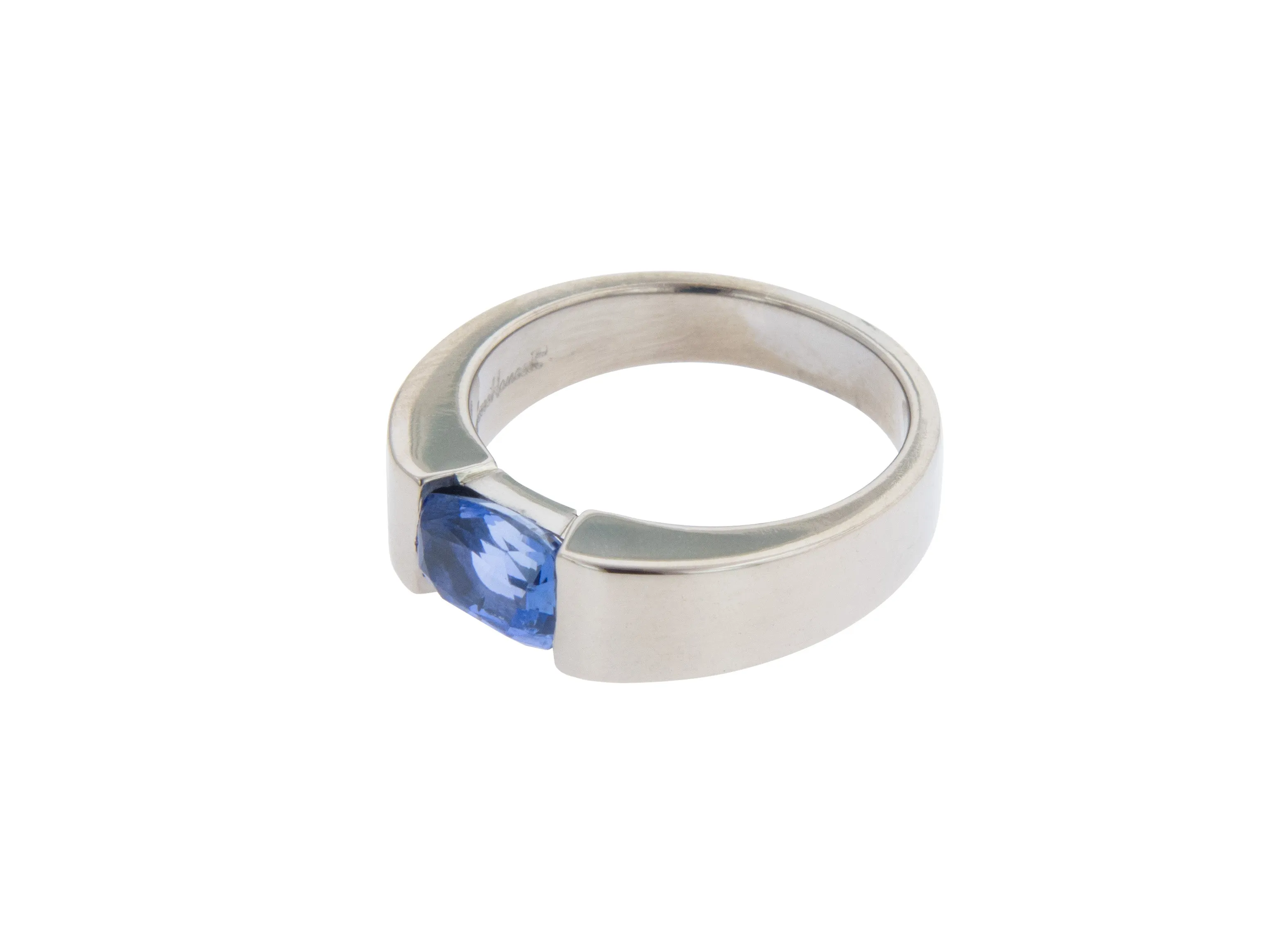 18ct White gold & Ceylon Sapphire.